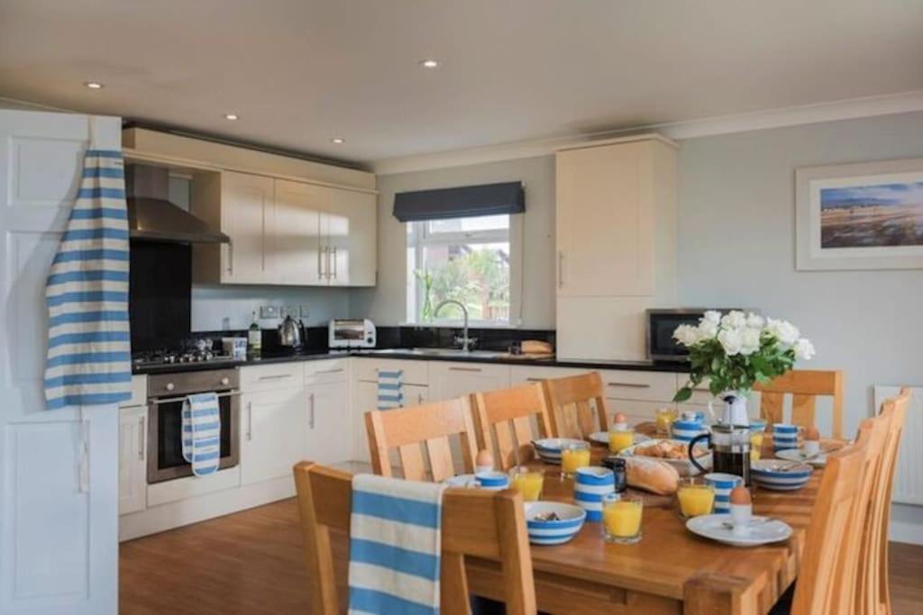 Retallack Resort 4 Bedroom Lodge - Hot Tub For Hire On Request -Pool & Spa Padstow Exterior foto